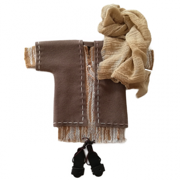 Grobes Gewebekleid + Mantel mit Handstichen + Turban